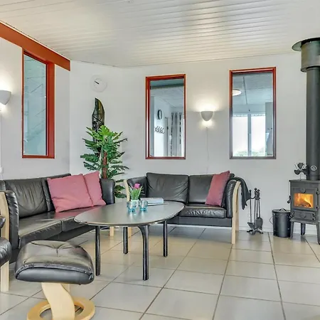 Prázdninový dům Emly - 1-1km From The Sea By Interhome *